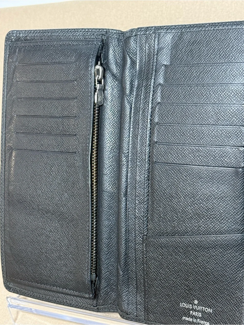 ✨Louis Vuitton✨ Brazza Long Wallet Black Taiga Leather Bifold - Authentic GUC